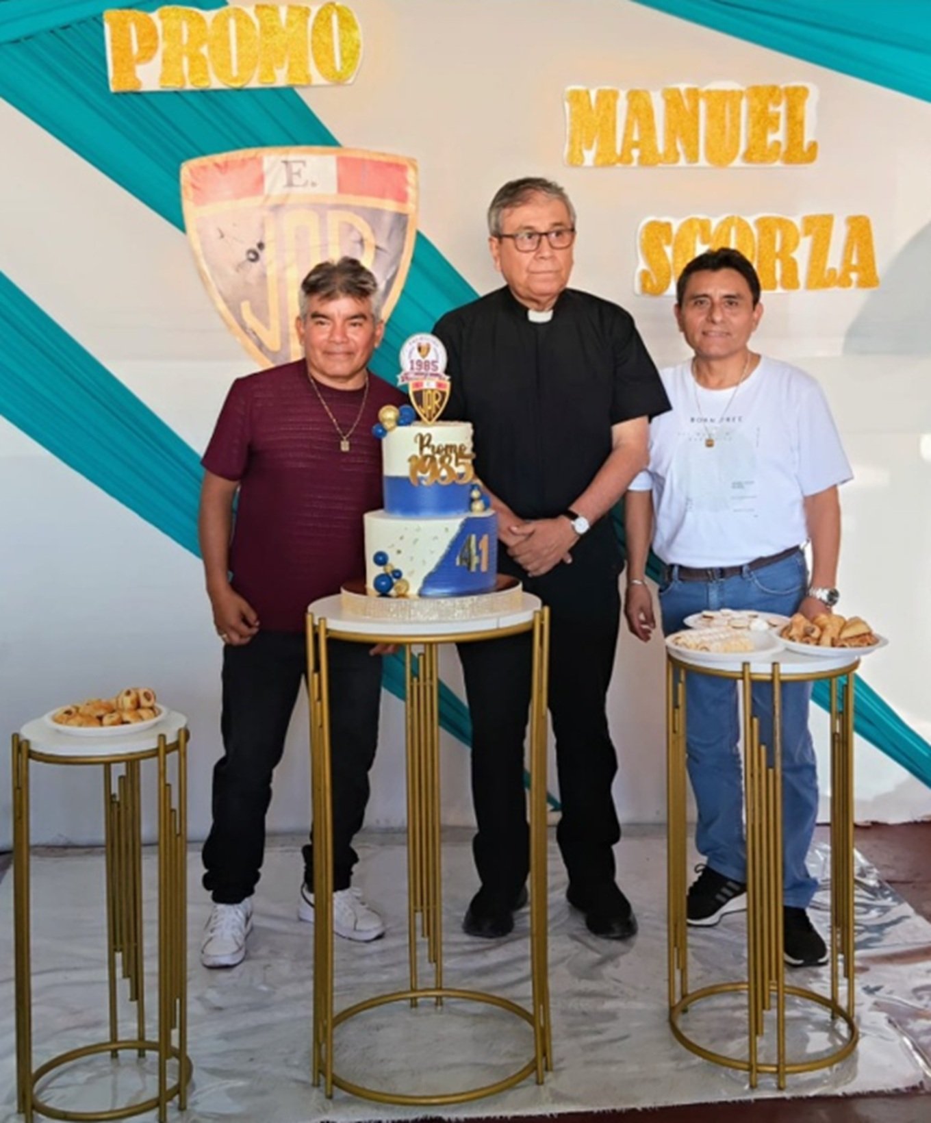Compañeros de la sección C con el Padre Gilmer