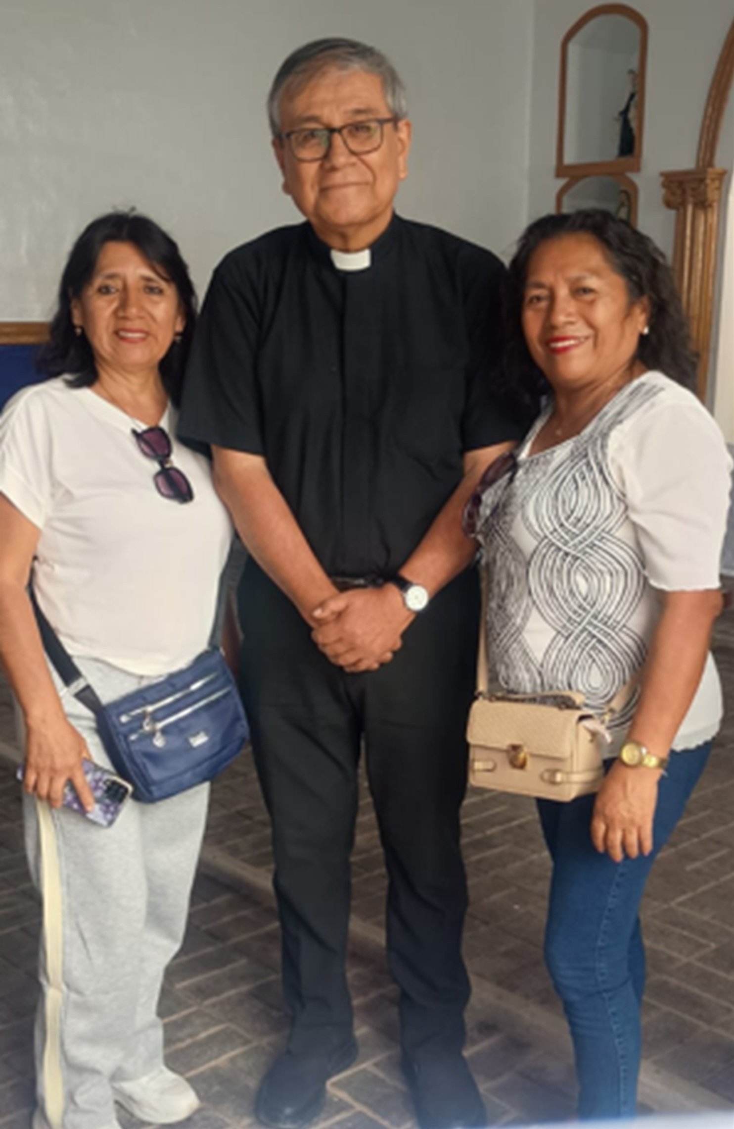Compañeras felices con el Padre Gilmer