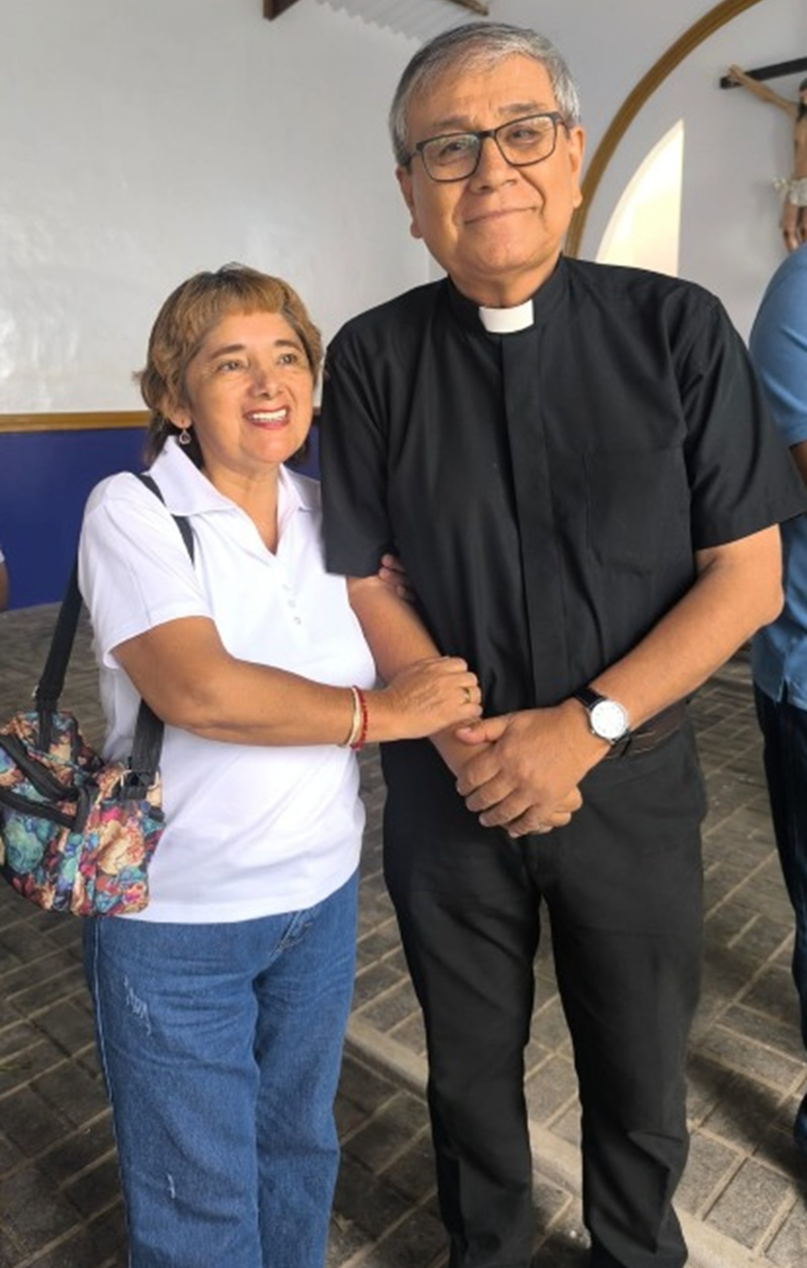 Maritere Hernández agradecida junto al Padre Gilmer