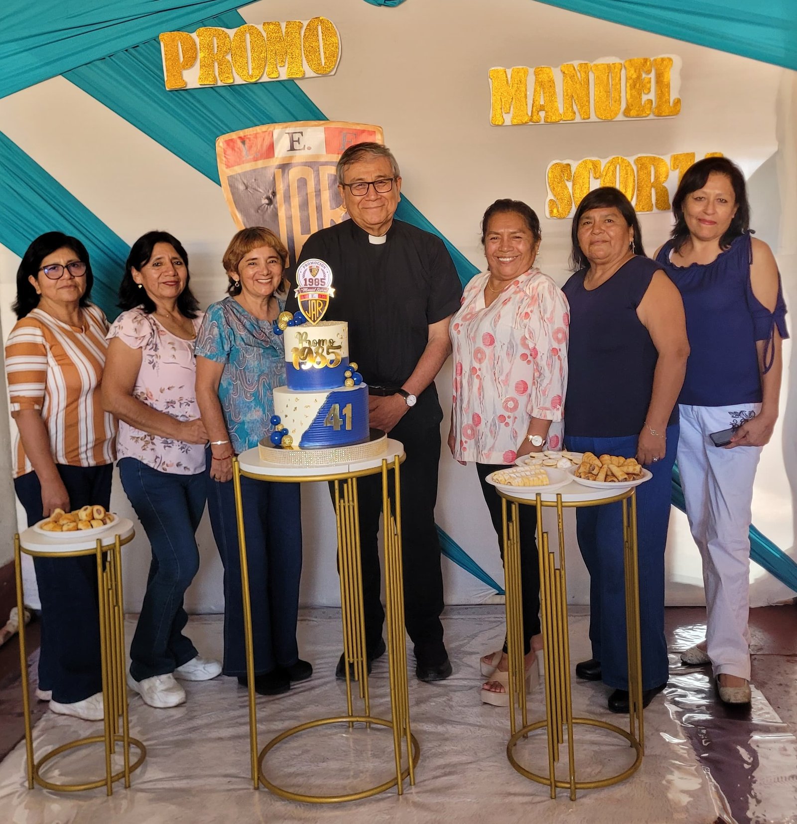 Las chicas de la promo con el Padre Gilmer