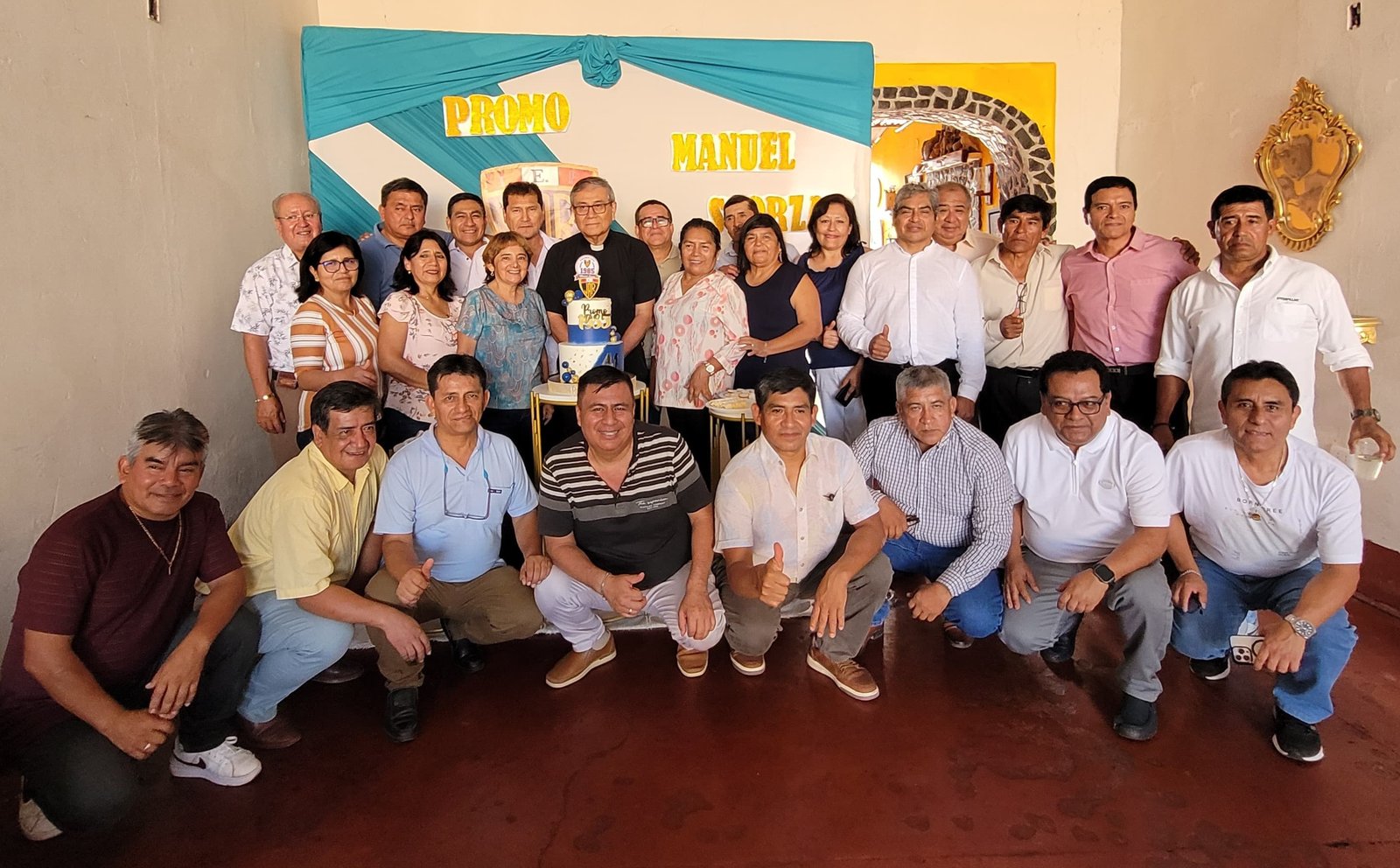 Toda la promoción junta en foto con el Padre Gilmer