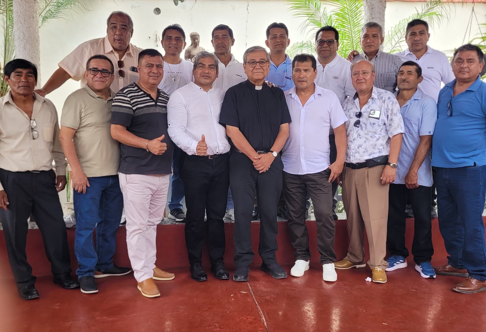 Más integrantes de la promo con nuestro profesor