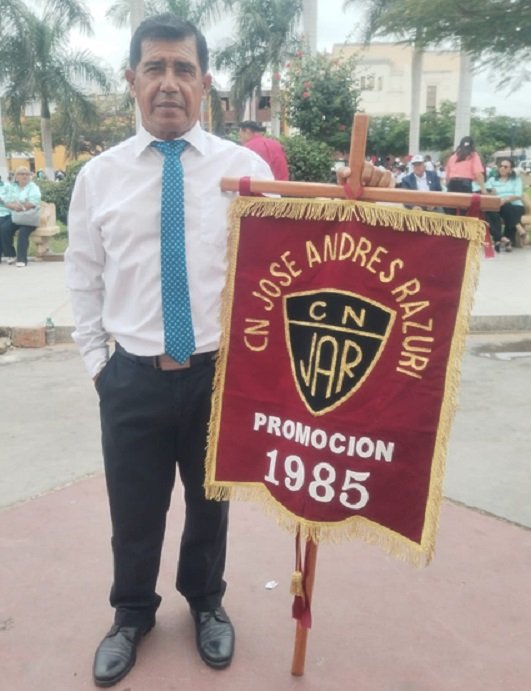 🏳️ Junto al estandarte de nuestra promoción